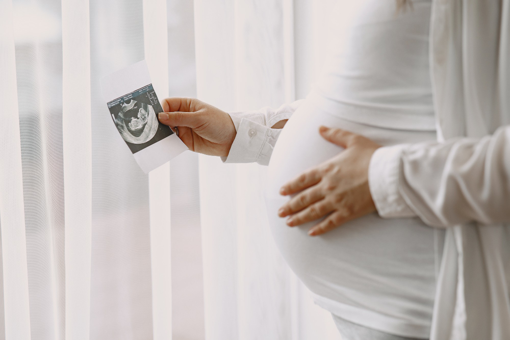 pregnant-woman-standing